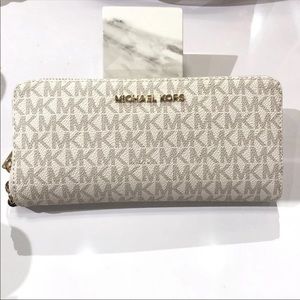 Michael Kors Jet Set Travel Continental Wallet